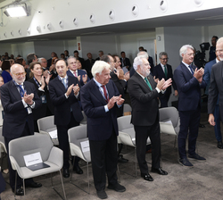 Don Felipe accedió al auditorio para asistir a la inauguración de la VIII edición del Foro La Toja‑Vínculo Atlántico