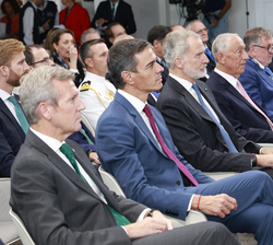 Su Majestad el Rey ocupó su lugar en la primera fila de asientos durante la sesión inaugural