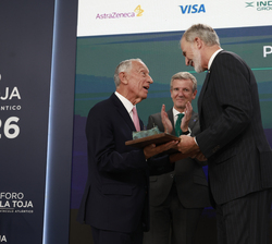 Don Felipe hizo entrega del galardón a Marcelo Rebelo de Sousa