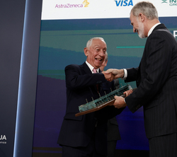 Su Majestad el Rey y Marcelo Rebelo de Sousa, durante la entrega del premio