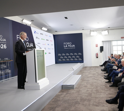 Vista del escenario durante la intervención de Su Majestad el Rey