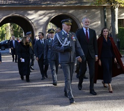 Sus Majestades los Reyes se dirigen a la Plaza de los Héroes en el Cementerio de Hietaniemi
