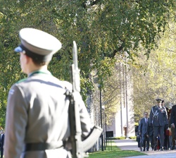 Don Felipe y Doña Letizia acceden a la Plaza de los Héroes del Cementerio de Hietaniemi