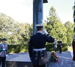 Don Felipe y Doña Letizia durante la interpretación de la obertura de la Marcha de Honor de las Fuerzas de la Defensa