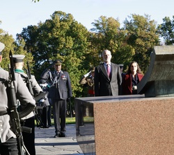 Sus Majestades los Reyes frente a la tumba del mariscal Mannerheim