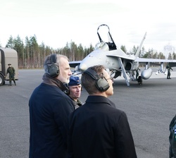 Su Majestad el Rey durante su visita a la Base de Laponia de la Fuerza Aérea Finlandesa