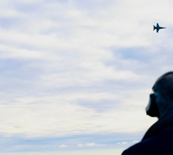 S.M. el Rey observa el vuelo de uno de los cazas de la Fuerza Aérea Finlandesa durante la exhibición