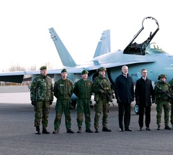 Fotografía de grupo de Su Majestad el Rey y Su Excelencia el Presidente de la República de Finlandia junto a los participantes en la exhbición