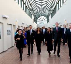 SS.MM. los Reyes, acompañados por SS.EE el Presidente y la Primera Dama, inician el recorrido por el Museo y Centro de Ciencias del Ártico