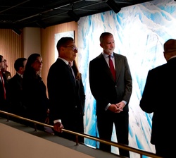 Su Majestad el Rey atiende a las explicaciones durante su recorrido por el Museo y Centro de Ciencias del Ártico
