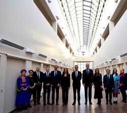 Fotografía de grupo de Sus Majestades los Reyes y SS.EE. el Presidente y la Primera Dama de la República de Finlandia junto a las autoridades que les 
