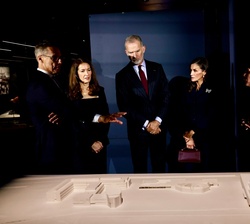 Don Felipe y Doña Letizia en un momento durante el recorrido