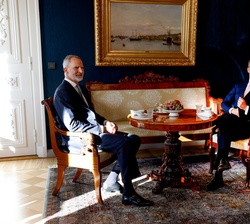 Su Majestad el Rey junto al Presidente de la República de Finlandia, durante su encuentro