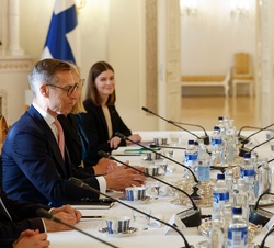Su Majestad el Rey y el Presidente de la República de Finlandia junto a las delegaciones de ambos paises