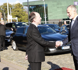 Su Majestad el Rey es recibido por el presidente del Parlamento de Finlandia, Jussi Halla-aho