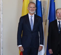 Su Majestad el Rey acompañado por el presidente del Parlamento de Finlandia, Jussi Halla-aho