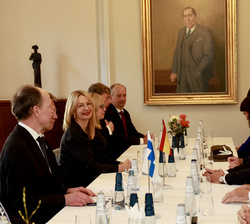 Su Majestad el Rey durante el encuentro con el presidente del Parlamento de Finlandia, Jussi Halla-aho y las delegaciones de los dos países