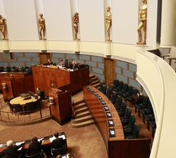 Su Majestad el Rey acompañado por el presidente del Parlamento de Finlandia, Jussi Halla-aho, en la tribuna del hemiciclo