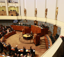 Su Majestad el Rey acompañado por el presidente del Parlamento de Finlandia, Jussi Halla-aho, en la tribuna del hemiciclo, recibe un caluroso aplauso 