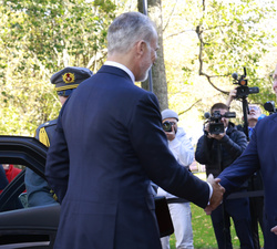 Su Majestad el Rey es recibido por el primer ministro de Finlandia, Petteri Orpo