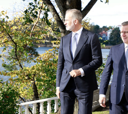 Su Majestad el Rey acompañado por el primer ministro de Finlandia, Petteri Orpo
