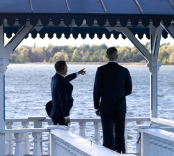 Su Majestad el Rey acompañado por el primer ministro de Finlandia, Petteri Orpo, el mirador de la residencia