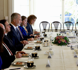 Su Majestad el Rey durante el encuentro con el primer ministro de Finlandia, Petteri Orpo