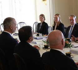 Su Majestad el Rey durante el encuentro con el primer ministro de Finlandia, Petteri Orpo