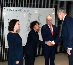 Su Majestad el Rey junto al Presidente de Finlandia, es recibido por la consejera delegada del ICEX, Elisa Carbonell 