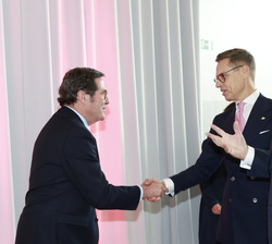 Su Majestad el Rey junto al Presidente de Finlandia, reciben el saludo del presidente de la CEOE, Antonio Garamendi