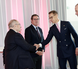 Su Majestad el Rey junto al Presidente de Finlandia, reciben el saludo del presidente de la Cámara de Comercio de España, José Luis Bonet