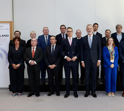 Fotografía de Grupo de Su Majestad el Rey, el Presidente de Finlandia y las autoridades y personalidades asistentes a la jornada empresarial España-Fi