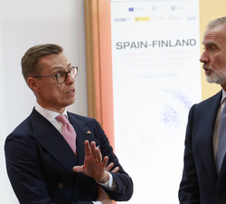 Su Majestad el Rey conversa con el Presidente de Finlandia durante la jornada empresarial España-Finlandia