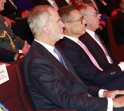 Su Majestad el Rey junto al Presidente de Finlandia durante la intervención del ministro José Manuel Albares, en la jornada empresarial España-Finland