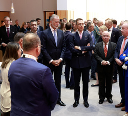 Su Majestad el Rey junto al Presidente de Finlandia conversa con las autoridades y empresarios asistentes a la jornada empresarial España-Finlandia