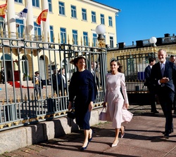Sus Majestades los Reyes acompañados del Presidente y la Primera Dama de la República de Finlandia se dirigen al ayuntamiento de Helsinki