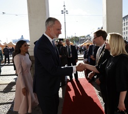 Sus Majestades los Reyes son recibidos por el alcalde de Helsinki y su esposa