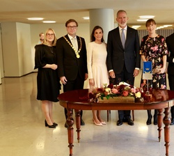 Su Majestades los Reyes junto al alcalde de Helsinki y su esposa y la presidenta del ayuntamiento de Helsinki y su esposo
