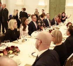 Sus Majestades los Reyes al inicio del almuerzo en el ayuntamiento de Helsinki
