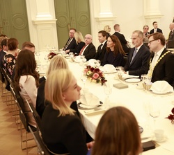 Los Reyes junto a los invitados en el almuerzo en el ayuntamiento