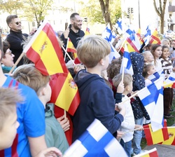 Su Majestad la Reina y la Primera Dama de la República de Finlandia reciben el saludo de unos alumnos a su llegada a la Escuela Pública Käpylä