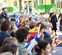 Unos alumnos reciben a Su Majestad la Reina y la Primera Dama de la República de Finlandia a su llegada