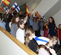 Doña Letizia junto a los alumnos que acaban de cantar la canción de José Luis Perales "Que canten los niños"