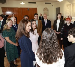 Doña Letizia y la Primera Dama, conversan con alumnos durante su visita a la escuela