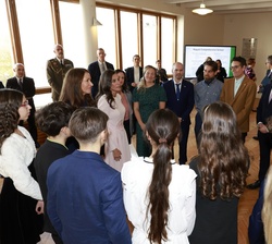 Su Majestad la Reina y la Primera Dama junto a un grupo de alumnos y profesores