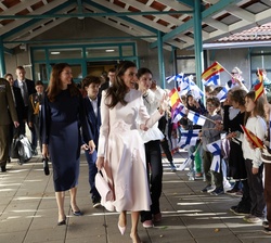Su Majestad la Reina y la Primera Dama a su salida de la escuela pública Käpylä