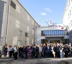 Fotografía de grupo de Su Majestad la Reina y la Primera Dama acompañadas de los alumnos y profesores