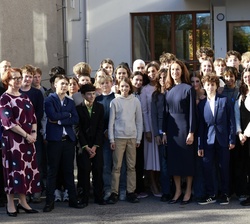 Doña Letizia y la Primera Dama posan junto a alumnos y profesores