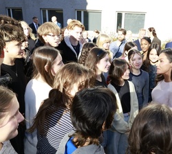 Su Majestad la Reina conversa con los alumnos tras la fotografía de grupo