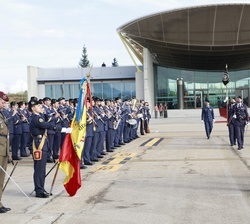 El Rey ante la Enseña Nacional en la despedida oficial
